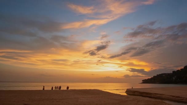 カラオンビーチプーケットの海の上の夕日で素晴らしい空をタイムラプス カラフルな空に変化する幻想的な明るい黄色の雲を想像してみてください 空のテクスチャ 抽象的な自然背景 — ストック動画