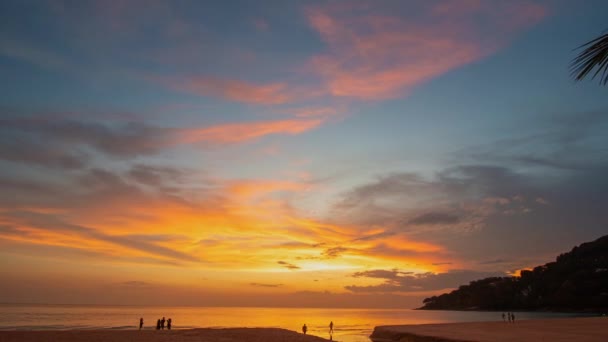 カラオンビーチプーケットの海の上の夕日で素晴らしい空をタイムラプス カラフルな空に変化する幻想的な明るい黄色の雲を想像してみてください 空のテクスチャ 抽象的な自然背景 — ストック動画