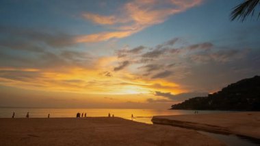 Karon Sahili 'nin yukarısında, gün batımında inanılmaz bir hızla yükselen Phuket hayal edin parlak sarı bulutlar rengarenk gökyüzünde değişiyor. Gökyüzü dokusu, soyut doğa arkaplanı.