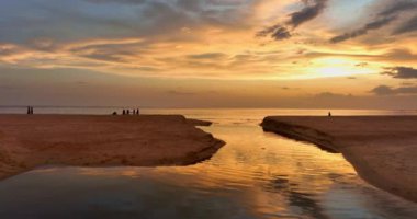 Karon Sahili Phuket 'te günbatımında hava manzarası inanılmaz. Renkli gökyüzünde değişen parlak, fantezi bir sarı bulut hayal edin. Gradyan renk. Gökyüzü dokusu, soyut doğa arkaplanı.