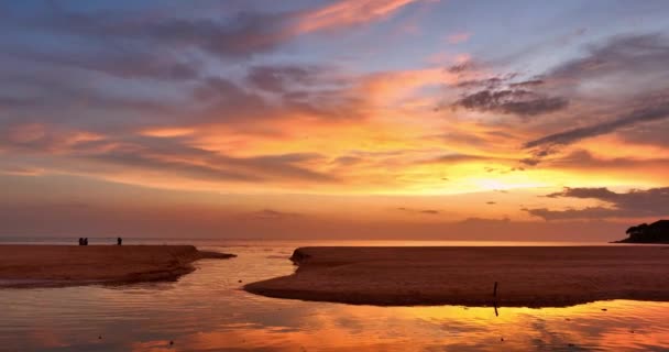Letecký Pohled Úžasné Nebe Při Západu Slunce Nad Oceánem Pláži — Stock video