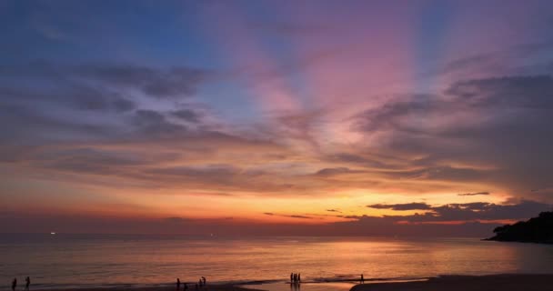 Letecký Pohled Úžasné Nebe Při Západu Slunce Nad Oceánem Pláži — Stock video
