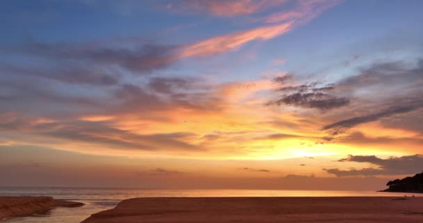 在卡隆海滩的海面上 天空在夕阳的余晖中呈现迷人的天空 想象一下 在五彩缤纷的天空中 一个幻想般的明亮的黄云在变化着 天空纹理 抽象的自然背景 — 图库视频影像