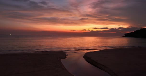Antenn Utsikt Fantastisk Himmel Solnedgången Över Havet Vid Karon Stranden — Stockvideo