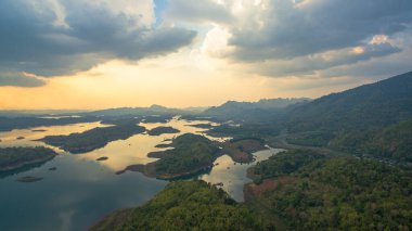 Hava manzarası gölün üstünde gün batımında Pompee bakış açısı Kanchanaburi Tayland