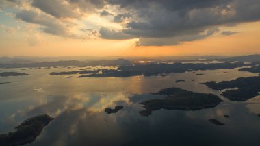 Pompee görüş noktasında gün batımında buluttan ışık yansıması. Gölün muhteşem panoramik manzarası. Gölün üzerinde yavaş hareket eden bulutlarla birlikte romantik güzel gökyüzü günbatımının manzarası..