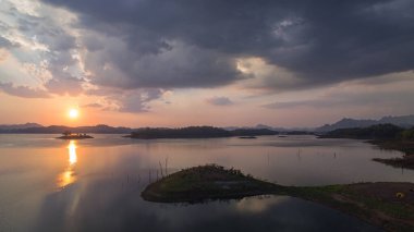 Pompee görüş noktasında gün batımında buluttan ışık yansıması. Gölün muhteşem panoramik manzarası. Gölün üzerinde yavaş hareket eden bulutlarla birlikte romantik güzel gökyüzü günbatımının manzarası..