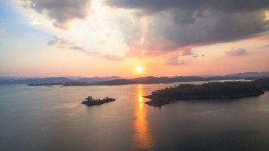 Hava manzarası gölün üstünde gün batımında Pompee bakış açısı Kanchanaburi Tayland