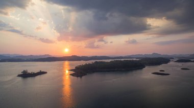 Hava manzarası gölün üstünde gün batımında Pompee bakış açısı Kanchanaburi Tayland