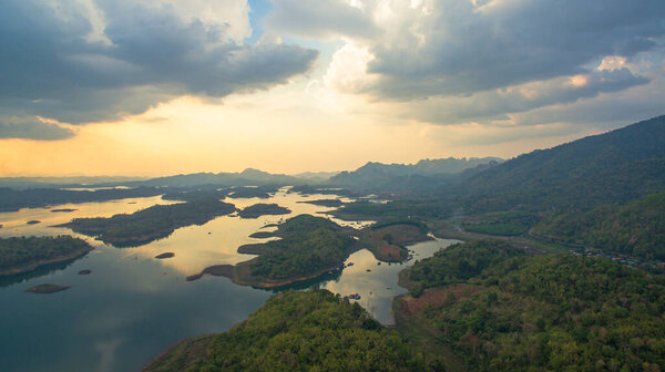 воздушный вид удивительное небо над озером на закате в Помпи точки зрения Канчанабури Таиланд