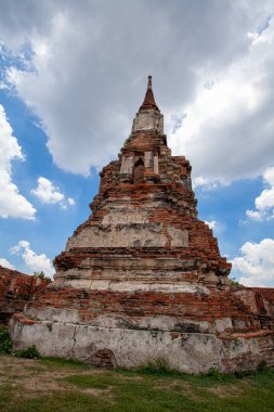 .Ayutthaya döneminin başkentinin kalıntıları gelişmekte olan bir şehrin yıkık mimarisinin güzelliği kiliseler, tapınaklar, pagodalar, duvarlar, Ayutthaya mimarisinin değerli kapıları...