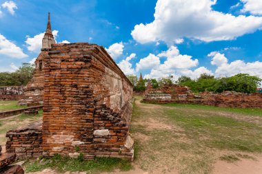 .Ayutthaya döneminin başkentinin kalıntıları gelişmekte olan bir şehrin yıkık mimarisinin güzelliği kiliseler, tapınaklar, pagodalar, duvarlar, Ayutthaya mimarisinin değerli kapıları...