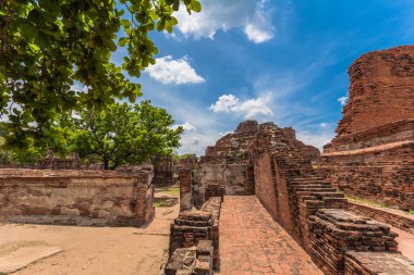 .Ayutthaya döneminin başkentinin kalıntıları gelişmekte olan bir şehrin yıkık mimarisinin güzelliği kiliseler, tapınaklar, pagodalar, duvarlar, Ayutthaya mimarisinin değerli kapıları...