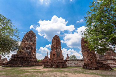 .Ayutthaya döneminin başkentinin kalıntıları gelişmekte olan bir şehrin yıkık mimarisinin güzelliği kiliseler, tapınaklar, pagodalar, duvarlar, Ayutthaya mimarisinin değerli kapıları...