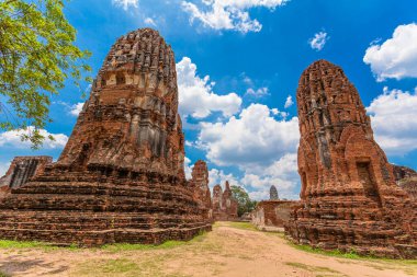.Ayutthaya döneminin başkentinin kalıntıları gelişmekte olan bir şehrin yıkık mimarisinin güzelliği kiliseler, tapınaklar, pagodalar, duvarlar, Ayutthaya mimarisinin değerli kapıları...