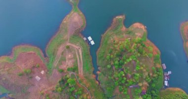 Pompee görüş noktasında gün batımında buluttan ışık yansıması. Gölün muhteşem panoramik manzarası. Gölün üzerinde yavaş hareket eden bulutlarla birlikte romantik güzel gökyüzü günbatımının manzarası..