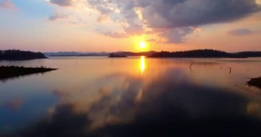 .Pompee 'de gün batımında bulutların arasından ışığın hava görüntüsü gölün muhteşem panoramik manzarası gölün üzerinde yavaş hareket eden bulutlarla birlikte güzel bir gökyüzü manzarası..