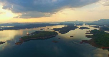 .Pompee 'de gün batımında bulutların arasından ışığın hava görüntüsü gölün muhteşem panoramik manzarası gölün üzerinde yavaş hareket eden bulutlarla birlikte güzel bir gökyüzü manzarası..