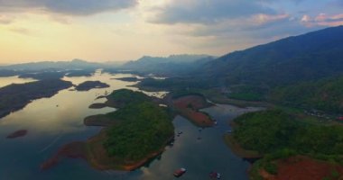 .Pompee 'de gün batımında bulutların arasından ışığın hava görüntüsü gölün muhteşem panoramik manzarası gölün üzerinde yavaş hareket eden bulutlarla birlikte güzel bir gökyüzü manzarası..