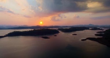  Gökyüzü ve deniz üzerinde gün batımı