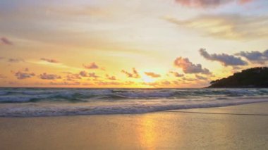  Gökyüzü ve deniz üzerinde gün batımı