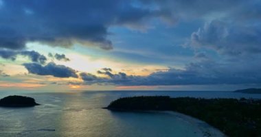 Meditasyon okyanusu ve gökyüzü arka planı. Görkemli gün batımı veya gündoğumu bulutlu arkaplan.