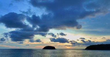 Meditasyon okyanusu ve gökyüzü arka planı. Görkemli gün batımı veya gündoğumu bulutlu arkaplan.
