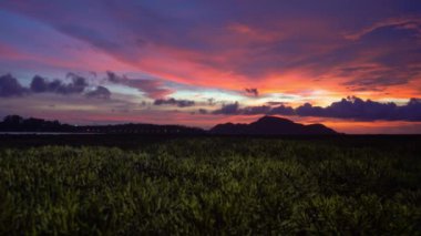 Khao Khad Phuket 'teki okyanusun üzerindeki parlak günbatımı gökyüzünde renkli bulutların hava görüntüsü. Muhteşem gün batımı ya da gün doğumu manzarası. Doğanın inanılmaz ışığı. fantastik gökyüzü dokusu.
