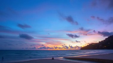 Arka planda bulutlar olan güzel günbatımı görüntüsü