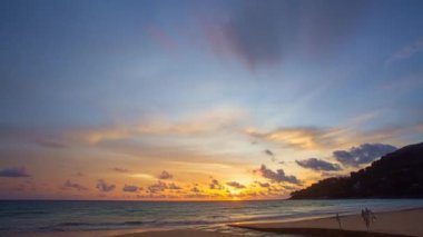 Meditasyon okyanusu ve gökyüzü arka planı. Görkemli gün batımı veya gündoğumu bulutlu arkaplan.