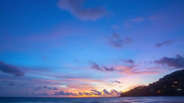 以云彩为背景的美丽日落天空的风景镜头 — 图库视频影像