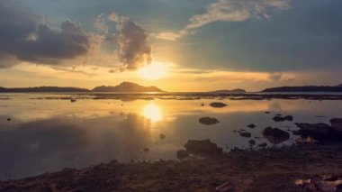 Gün batımında hızlandırılmış renkli bulutlar ya da deniz panorama manzarası üzerinde gün doğumu staghorn resif alanının üzerindeki görkemli manzara pembe bulutları. Harika doğa bulutları gökyüzü. Soyut doğa arkaplanı.