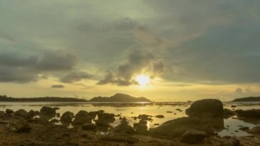 Gün batımında hızlandırılmış renkli bulutlar ya da deniz panorama manzarası üzerinde gün doğumu staghorn resif alanının üzerindeki görkemli manzara pembe bulutları. Harika doğa bulutları gökyüzü. Soyut doğa arkaplanı.