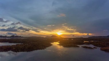Gün batımında hızlandırılmış renkli bulutlar ya da deniz panorama manzarası üzerinde gün doğumu staghorn resif alanının üzerindeki görkemli manzara pembe bulutları. Harika doğa bulutları gökyüzü. Soyut doğa arkaplanı.