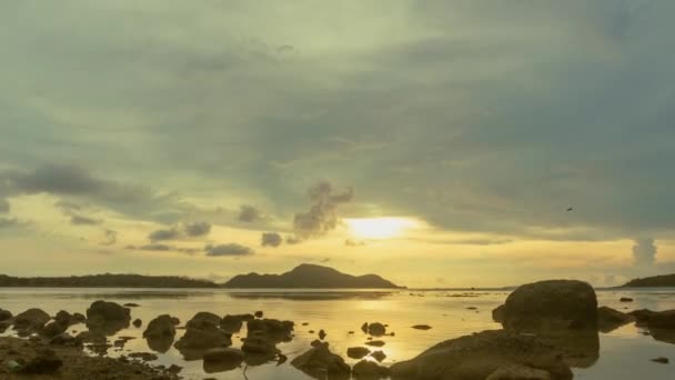 Gün Batımında Hızlandırılmış Renkli Bulutlar Deniz Panorama Manzarası Üzerinde Gün — Stok video