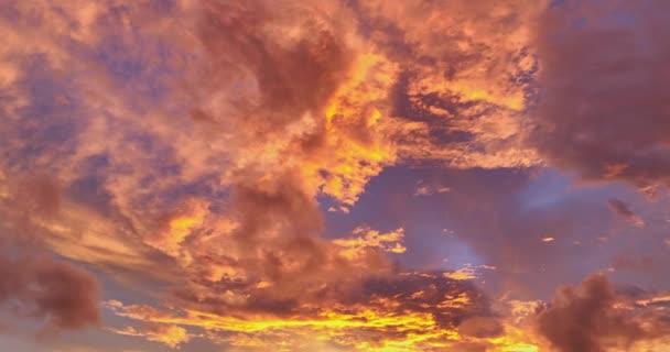 Вид Повітря Яскраві Золотисті Жовті Хмари Засліплюють Небо Сході Сонця — стокове відео
