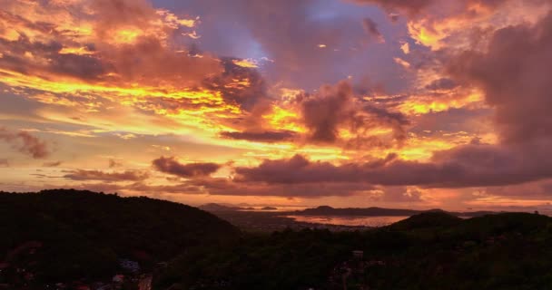 Vista Aérea Nubes Anaranjadas Rojas Brillantes Brillantes Hermosas Más Allá — Vídeo de stock