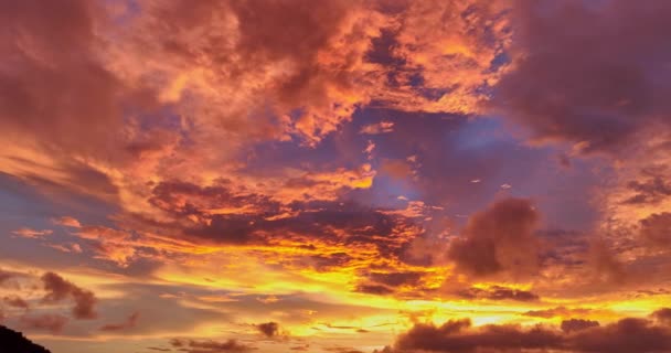 Vista Aérea Nuvens Amarelas Douradas Brilhantes Deslumbram Céu Nascer Sol — Vídeo de Stock