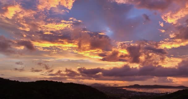 空は山のピークの上に素晴らしい色です 雄大な夕日や日の出の風景自然の驚くべき光 — ストック動画