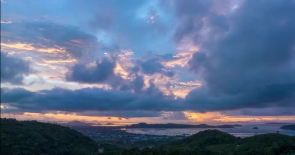 空中高波の景色雄大な夕日や日の出の雲素晴らしい自然光 山の上に雲と想像を超えた美しい移動 空のテクスチャ 抽象的な自然背景 — ストック動画