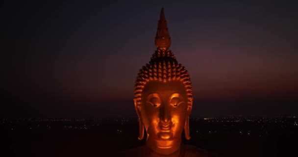 Dünyanın Büyük Altın Buda Sının Kafasının Üstündeydi Alacakaranlıkta Düşük Gece — Stok video