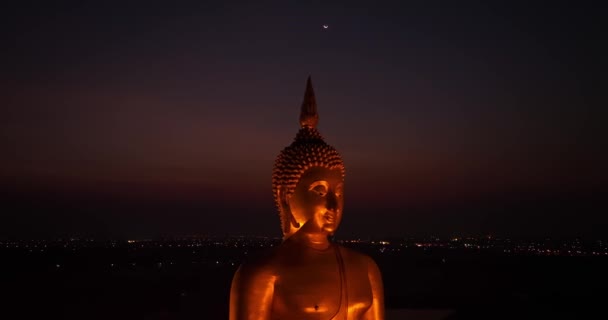 공중에서 세계에서 부처의 있었다 대기의 황금빛큰 버다는 Wat Muang Anong — 비디오
