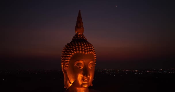 공중에서 세계에서 부처의 있었다 대기의 황금빛큰 버다는 Wat Muang Anong — 비디오