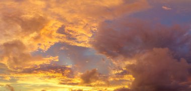 Parlak altın sarısı bulutlar gün doğumunda gökyüzünü kamaştırıyor.