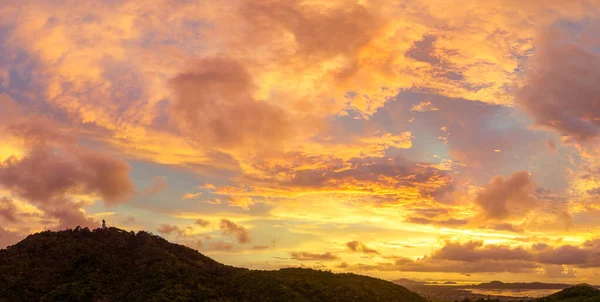 Vista Aérea Brillantes Nubes Amarillas Doradas Deslumbran Cielo Amanecer — Foto de Stock