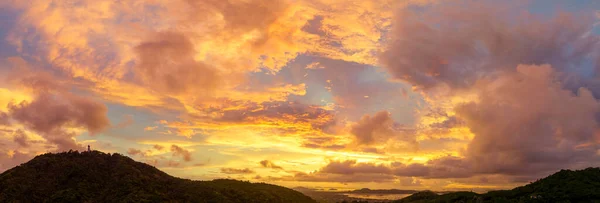 Widok Lotu Ptaka Jasnożółte Chmury Olśnić Niebo Wschodzie Słońca — Zdjęcie stockowe