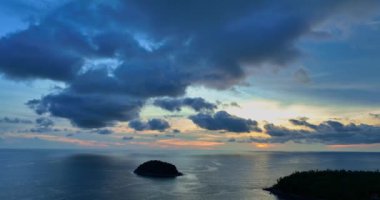 Meditasyon okyanusu ve gökyüzü arka planı. Görkemli gün batımı veya gündoğumu bulutlu arkaplan.