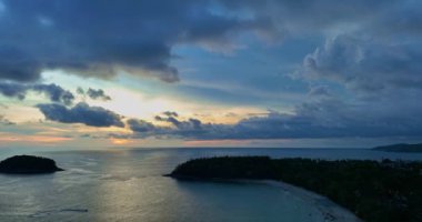 Güzel okyanus ve gökyüzü arkaplanı. Kata sahilinde gün batımı ya da gündoğumu gökyüzü
