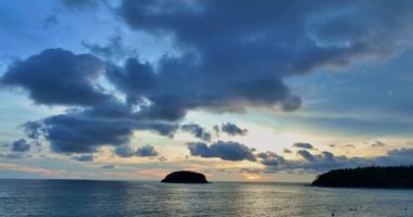 Güzel okyanus ve gökyüzü arkaplanı. Kata sahilinde gün batımı ya da gündoğumu gökyüzü