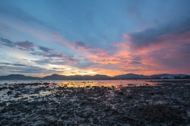 Khao Khad Phuket 'te, okyanusun üzerinde, gün batımının parlak gökyüzünde, deniz üzerindeki günbatımında, gün batımında, hava manzarası nefes kesici. Muhteşem gün batımı ya da gün doğumu manzarası Doğanın inanılmaz ışığı.